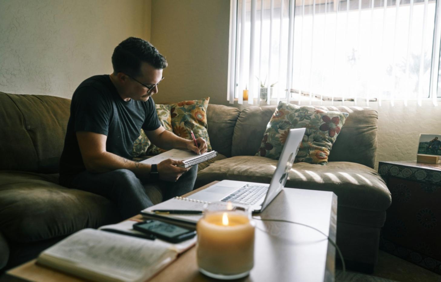 Profesionales trabajando en estrategia financiera empresarial