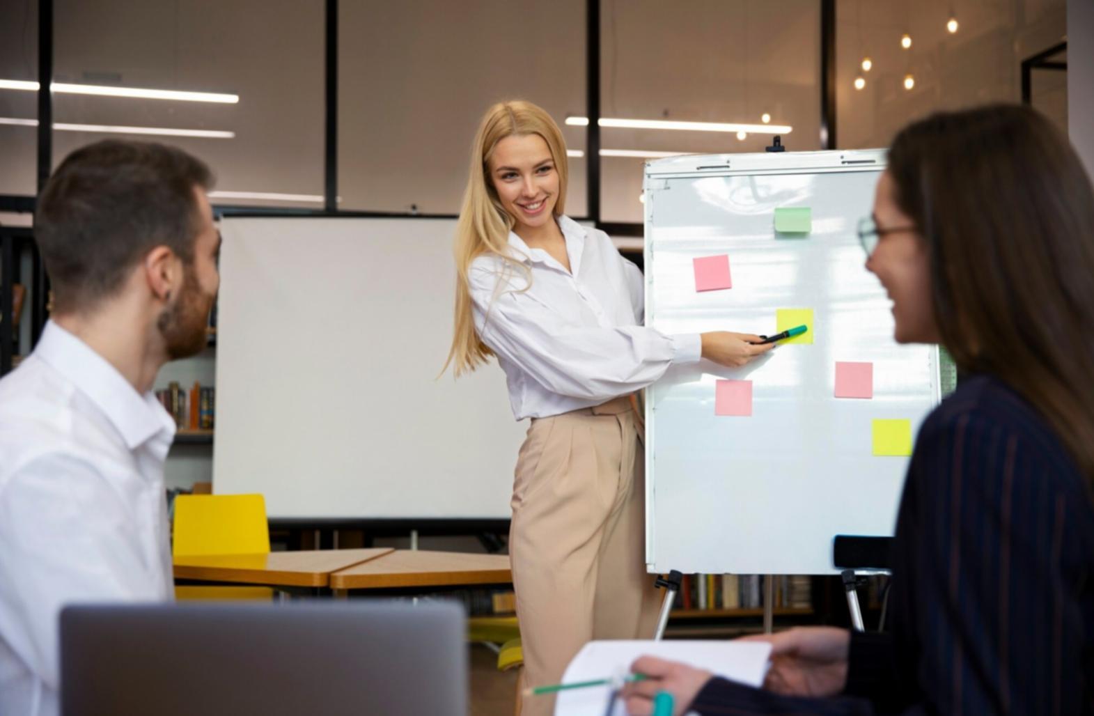 Sesión de planificación financiera con equipo empresarial en Barcelona